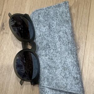 Stylish Gray  Sunglasses with Gray Case